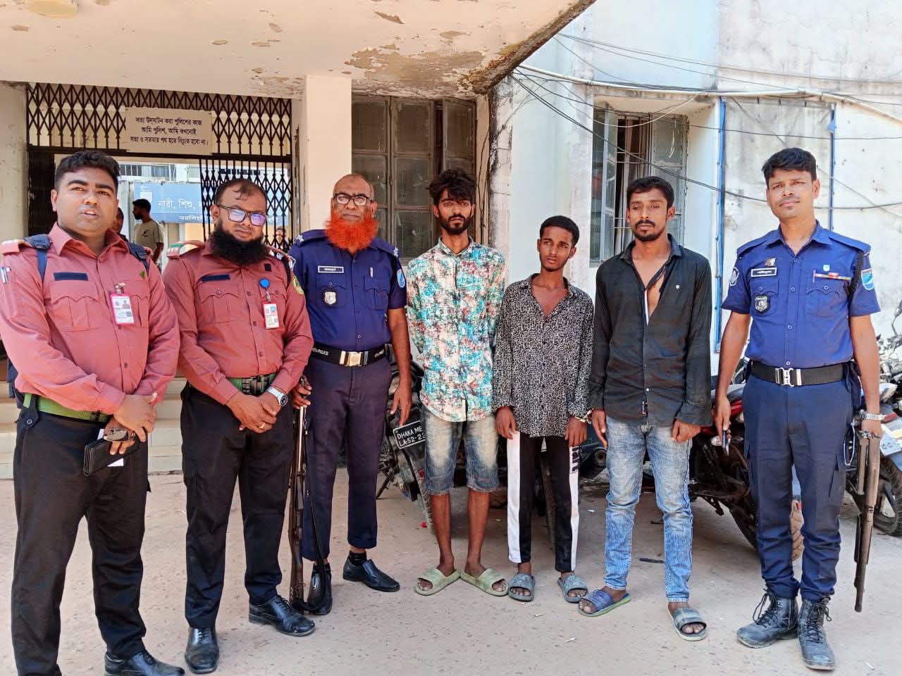 নরসিংদীতে মিশুক ছিনতাই: ৩ ছিনতাইকারী আটক