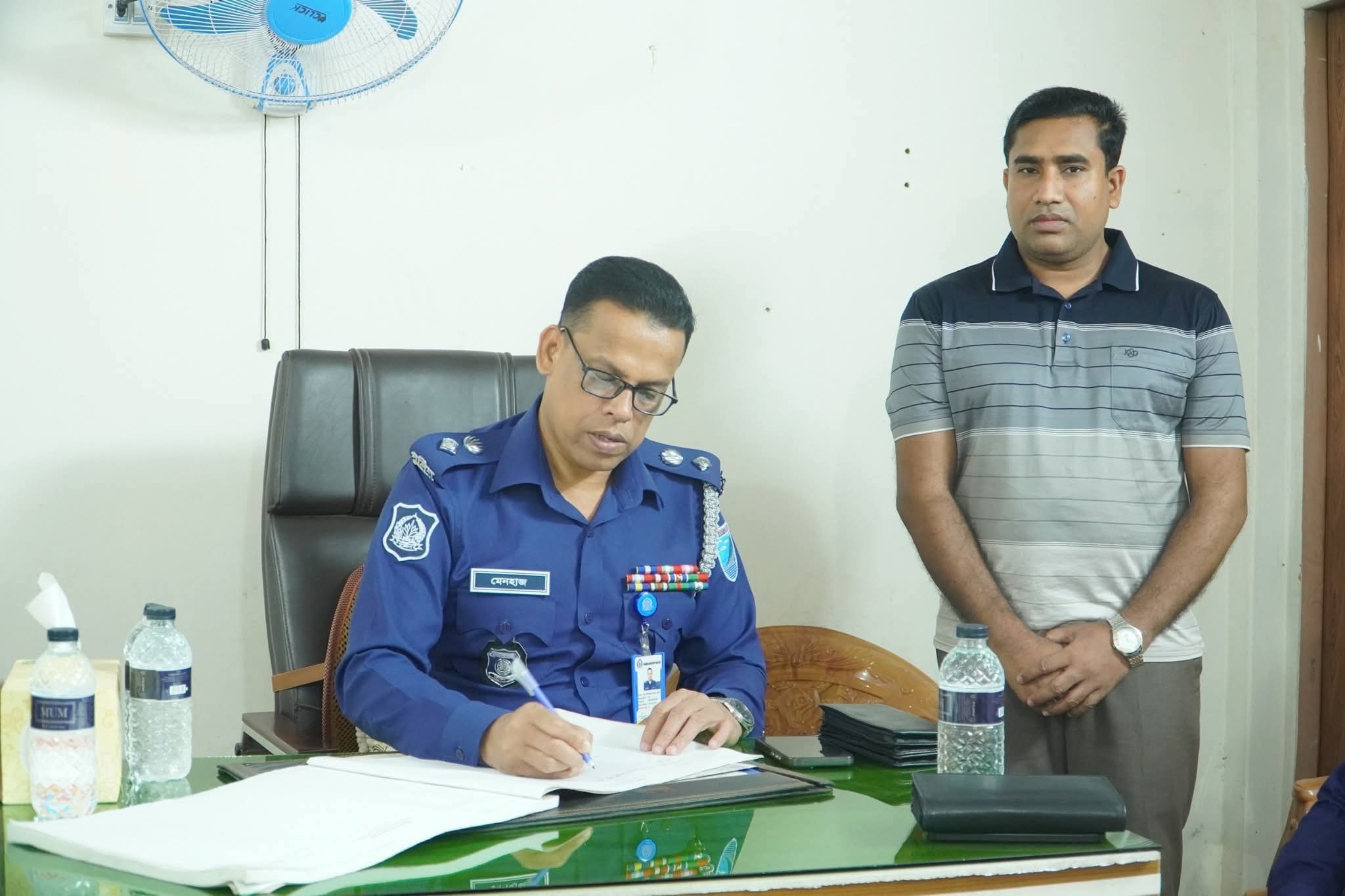 পাঁচদোনা অস্থায়ী পুলিশ ক্যাম্পে পুলিশ সুপারের আকস্মিক পরিদর্শন