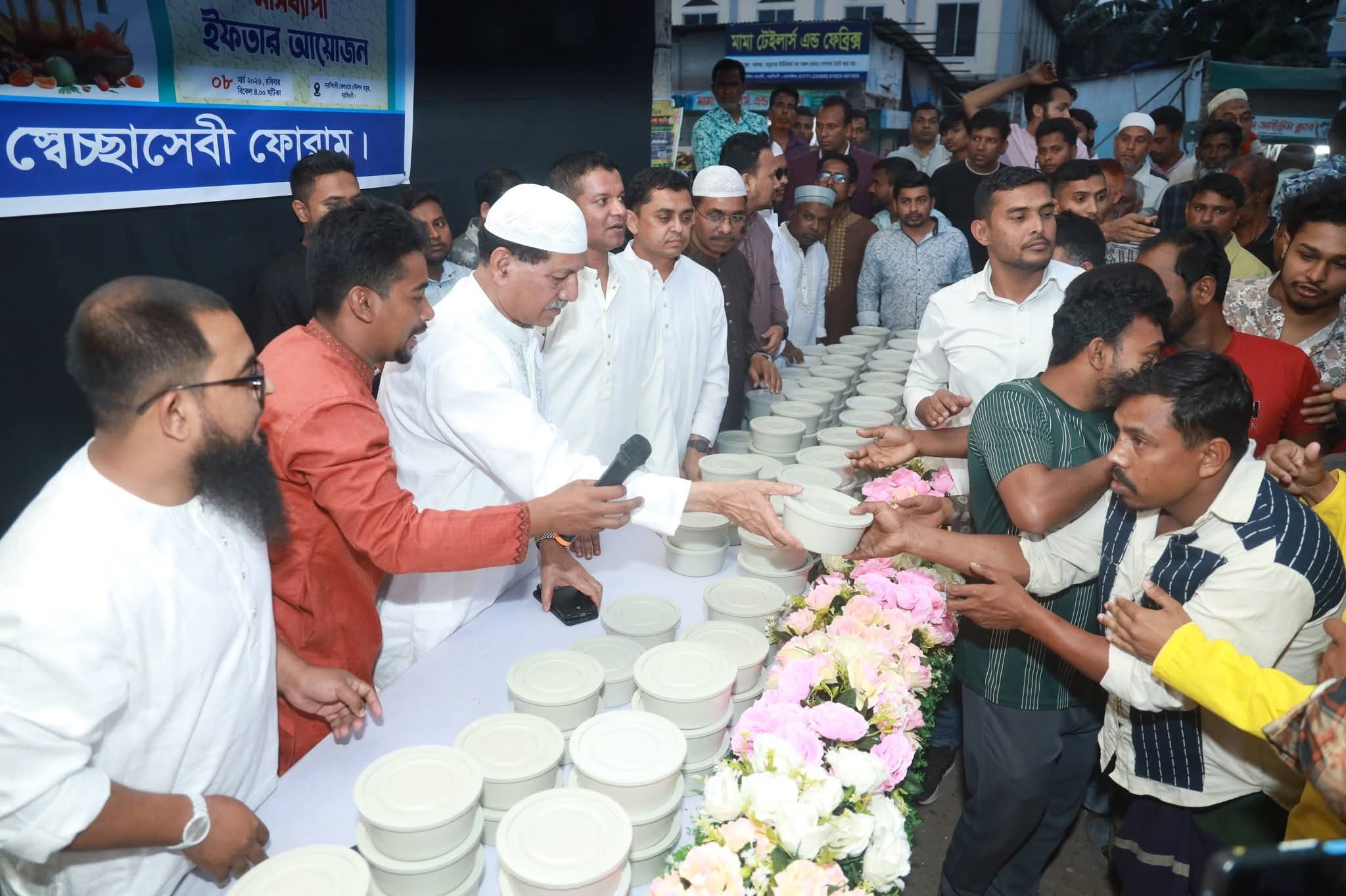 নরসিংদীতে ‘মেহমানখানা’র উদ্যোগে মাসব্যাপী ইফতার বিতরণ। 