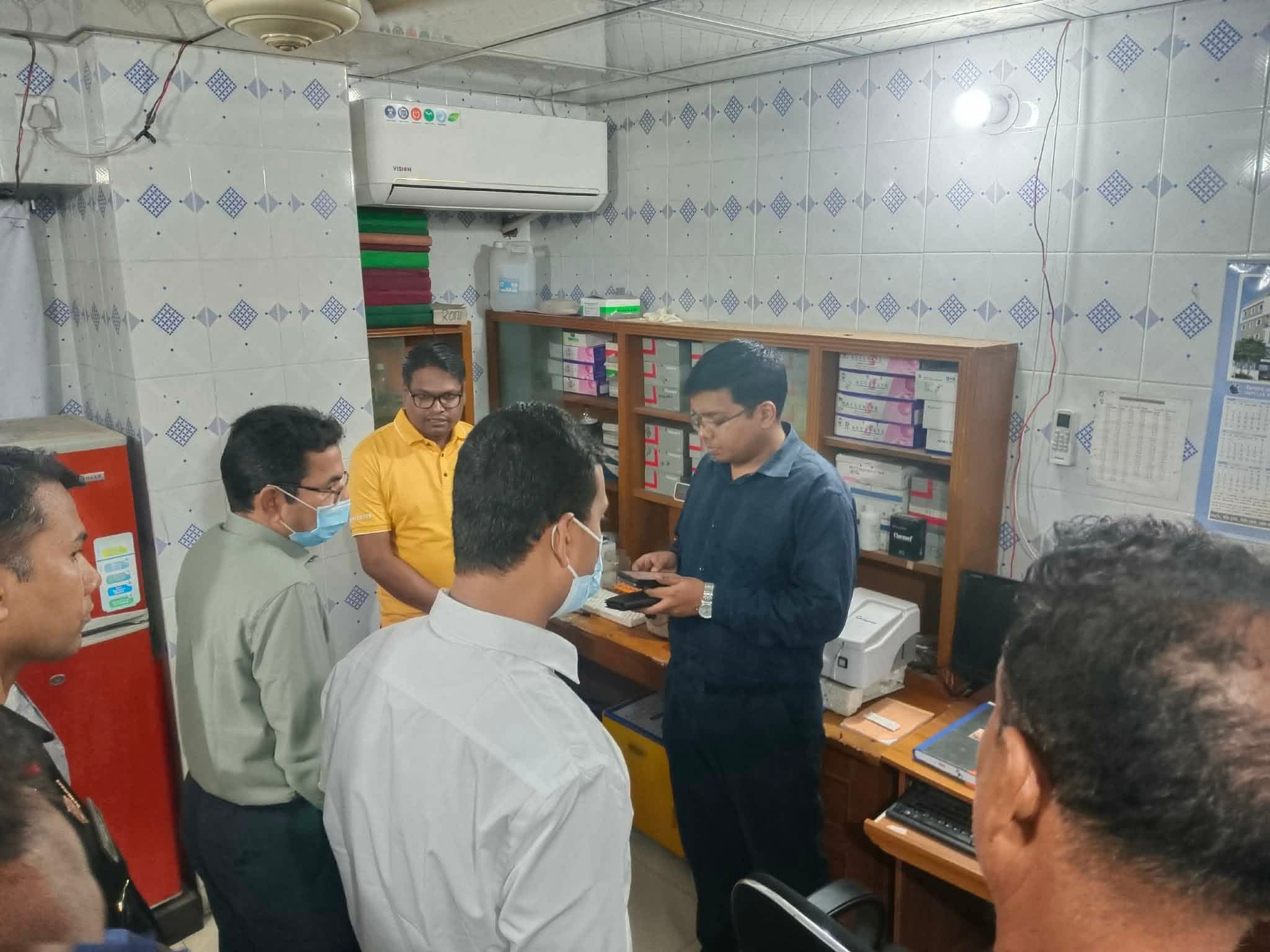 নরসিংদীতে অবৈধ হাসপাতাল সিলগালা, প্যাথলজি বিভাগের মালামাল জব্দ। 