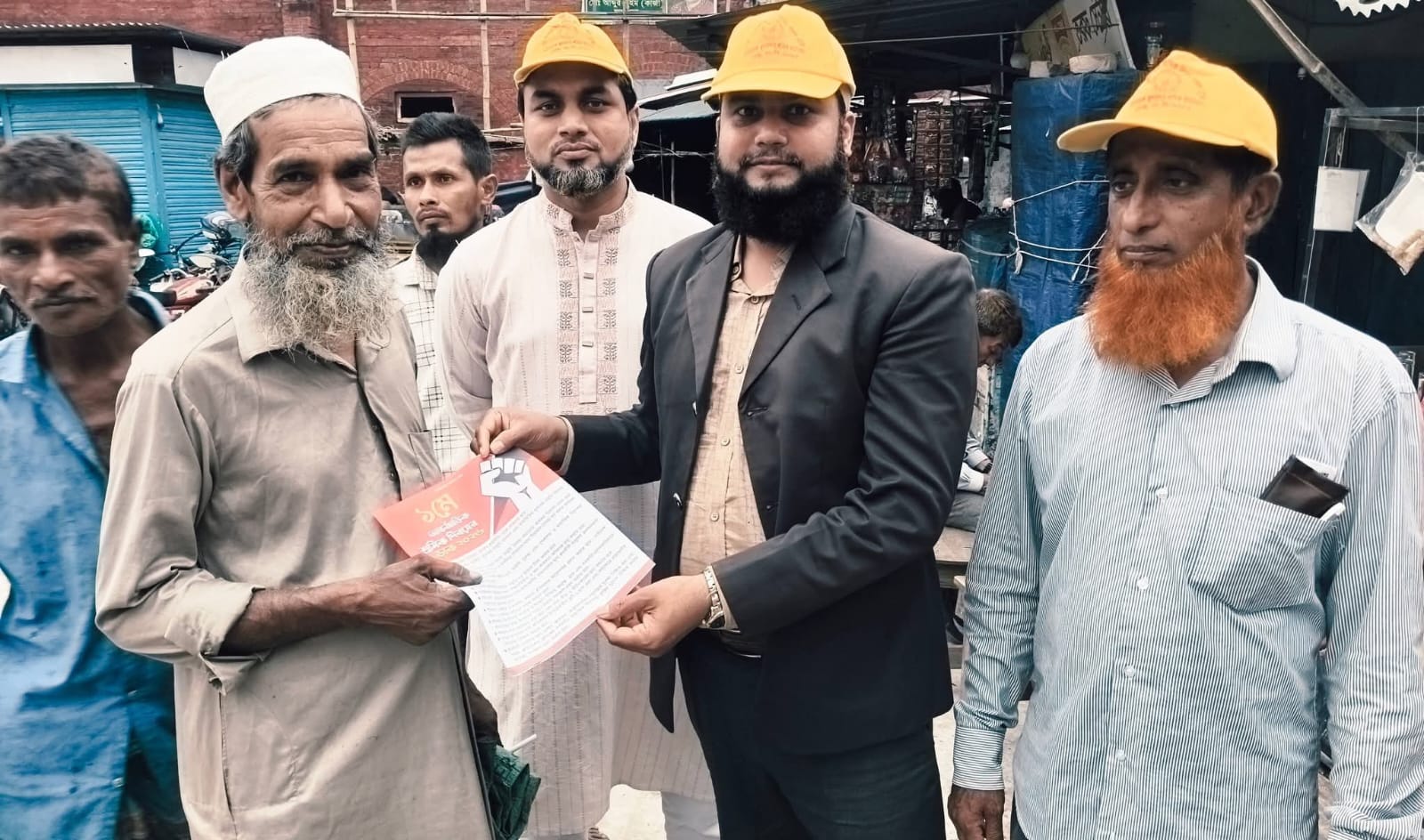 মে দিবস উপলক্ষে দিনাজপুরে শ্রমিক কল্যাণ ফেডারেশনের লিফলেট বিতরণ 
