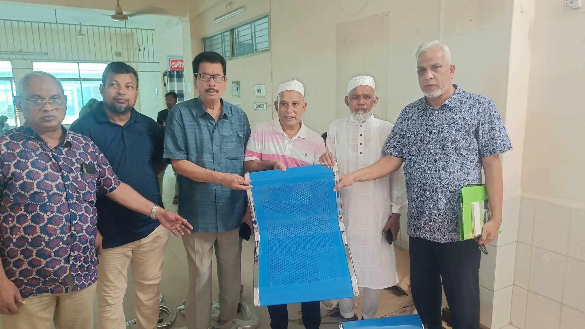 জিয়া হার্ট ফাউন্ডেশন হাসপাতালে রোগীদের স্বজনদের বসার জন্য ৬টি চেয়ার সেট দিলেন বিশিষ্ট শিল্পপতি আহসান হাবীব