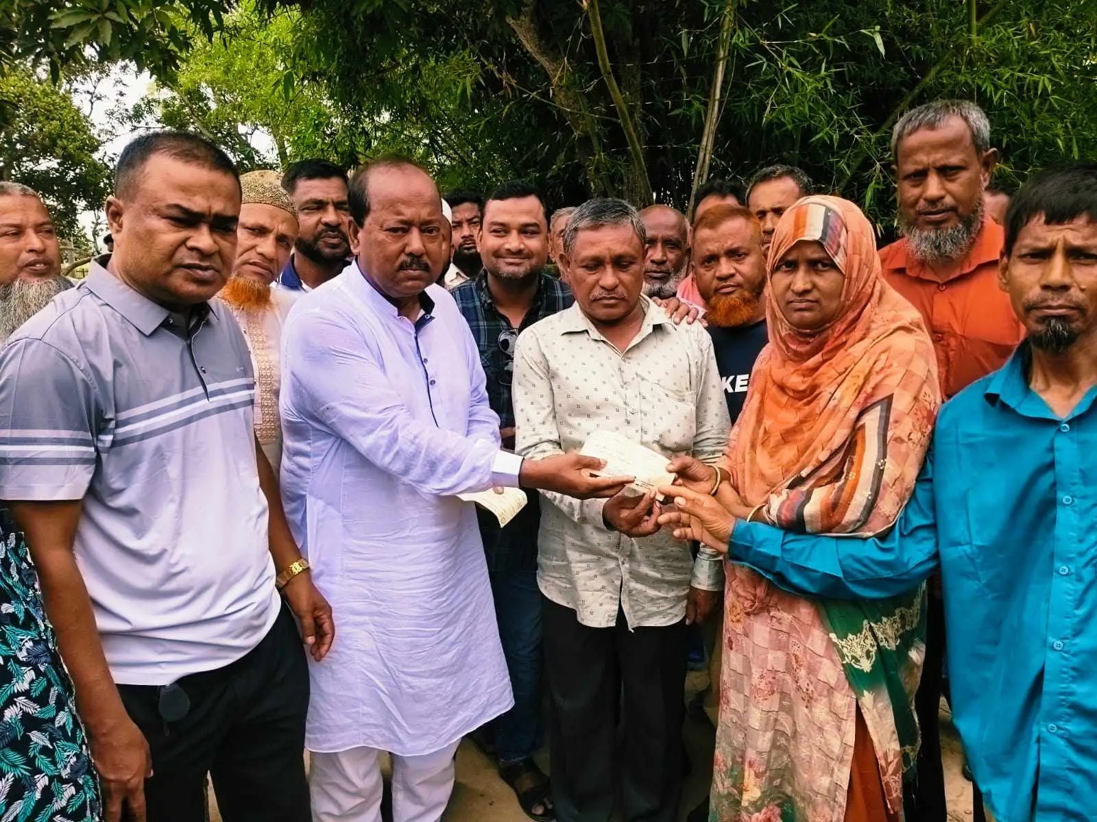 দিনাজপুর সদরে চহরা গ্রামে অগ্নিকান্ডে ক্ষতিগ্রস্ত তিন পরিবারকে জেলা পরিষদের পক্ষ থেকে আর্থিক সহায়তা প্রদান