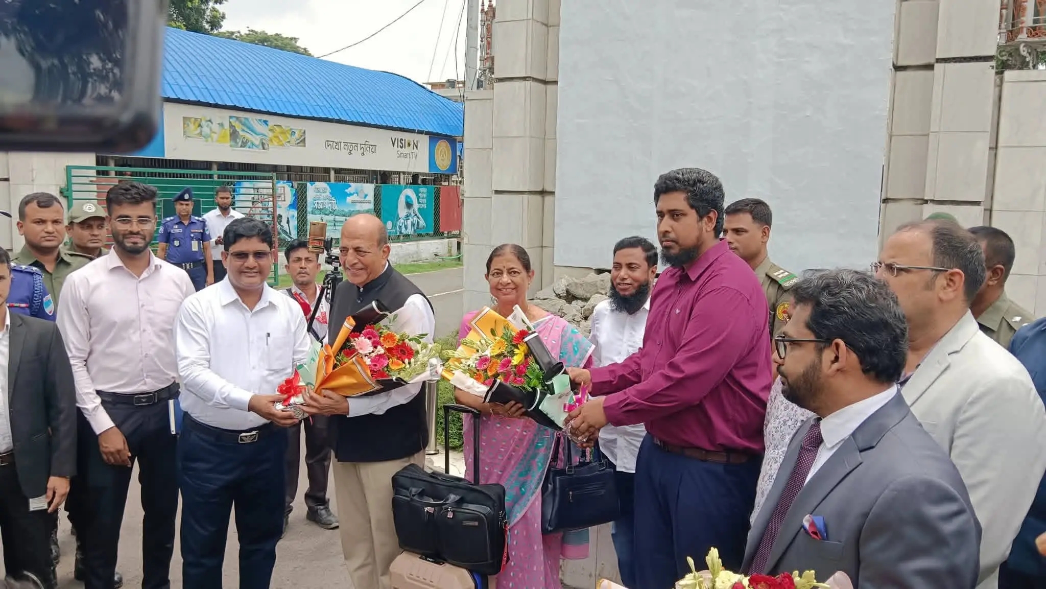 বেনাপোল দিয়ে প্রবেশ করলেন নবনিযুক্ত ভারতীয় হাইকমিশনার দিনেশ ত্রিবেদী  