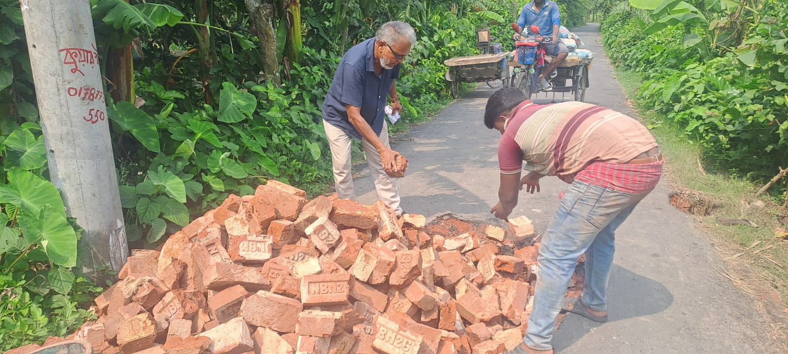 নিজস্ব অর্থায়নে খানাখন্দে ভরা রাস্তা মেরামত করে প্রশংসায় ভাসছেন চেয়ারম্যান প্রার্থী আবুল বাশার ‎