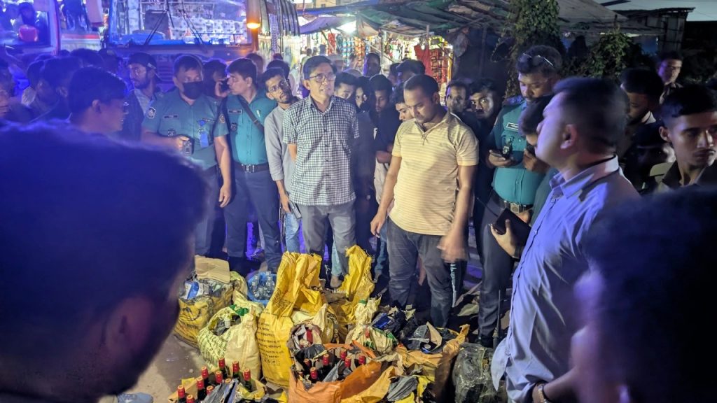 চট্টগ্রামে মাইক্রোবাস ফেলে পালাল চালক, উদ্ধার ২১ কার্টন বিদেশি মদ