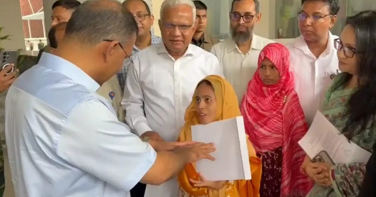 প্রধানমন্ত্রী তিন প্রতিবন্ধীকে চাকরি দিলেন