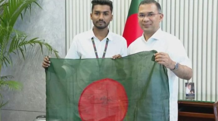 প্রধানমন্ত্রীকে রক্তমাখা জাতীয় পতাকা তুলে দিলেন জুলাই যোদ্ধা শেখ আজিজুর
