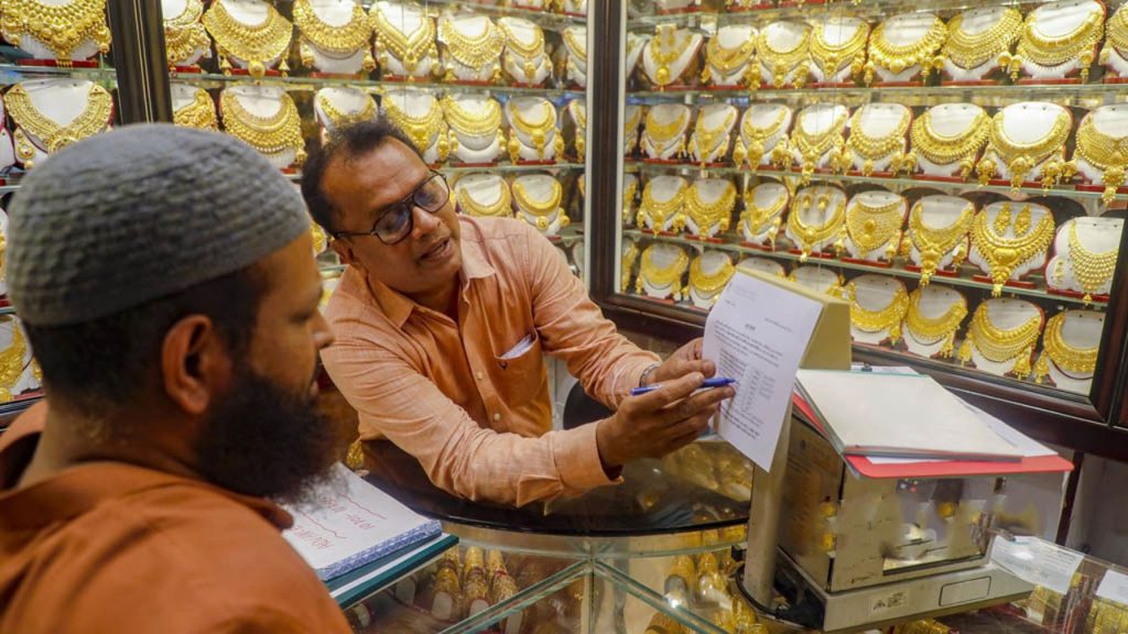 মাসের শেষ দিনে স্বর্ণের দাম বেড়ে নতুন মূল্য নির্ধারণ