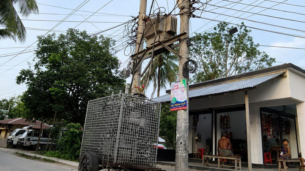 কাটাখালীতে বিদ্যুৎ সংযোগে ওভারভোল্টেজ, ৩০০ বাড়ির ইলেকট্রনিকস পণ্য পুড়ে গেছে