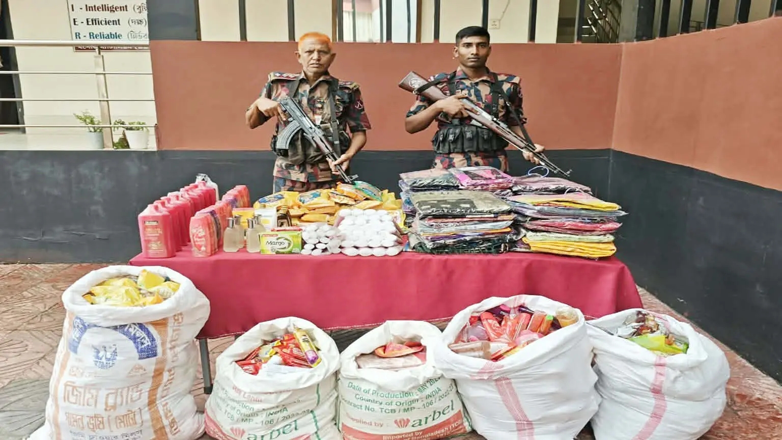 যশোর সীমান্তে অভিযান চালিয়ে প্রায় ৯ লাখ ৬০ হাজার টাকার চোরাচালানী মালামাল আটক করেছে বিজিবি