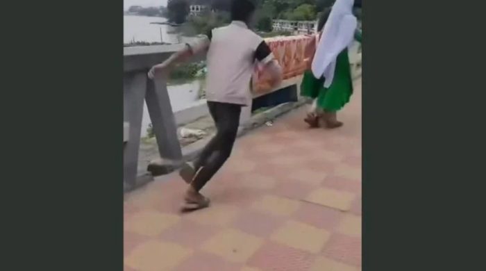 নারায়ণগঞ্জে স্কুলছাত্রীকে লাথি মারার ভিডিও ভাইরাল, টিসি দেওয়ার অভিযোগ