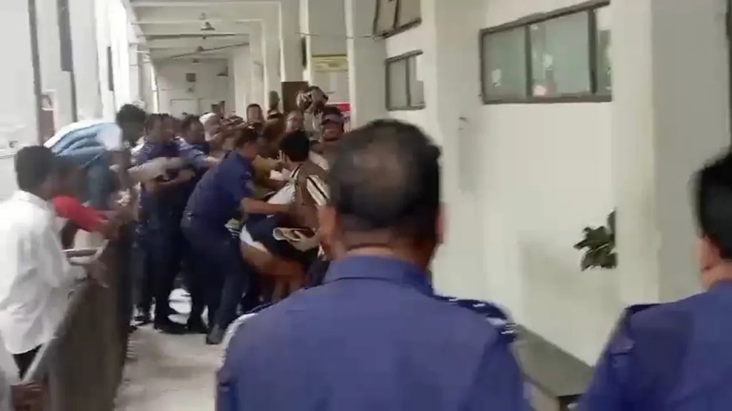 নারায়ণগঞ্জে আদালত প্রাঙ্গণে আসামির ওপর হামলার ঘটনা