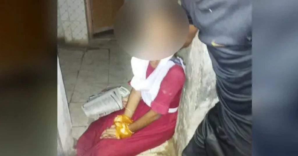 খুলনার স্কুলের বাথরুম থেকে উদ্ধার হল হাত-পা-মুখ বাঁধা ছাত্রী