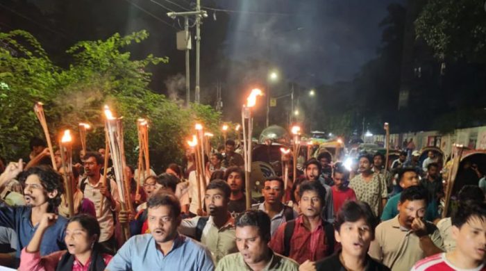 ঢাকা বিশ্ববিদ্যালয়ে গণতান্ত্রিক ছাত্রজোটের মশাল মিছিল গ্যাস-বিদ্যুৎ সংকটের প্রতিবাদে