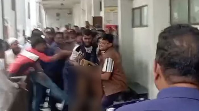 নারায়ণগঞ্জে বুলবুল হত্যা মামলার আসামিকে আদালত প্রাঙ্গণে মারধর