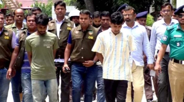 রংপুরে চারজন হত্যার ঘটনায় শিক্ষার্থীদের মানববন্ধন ও পুলিশের বক্তব্যে প্রশ্ন
