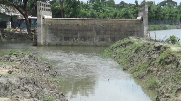 ২৮ লাখ টাকার কালভার্টে ওঠার রাস্তা নেই, পানিতে দুর্ভোগ দেড় হাজার মানুষের