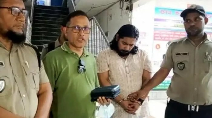 চাঁদপুরে হাসপাতাল থেকে ইয়াবাসহ চিকিৎসক আটক