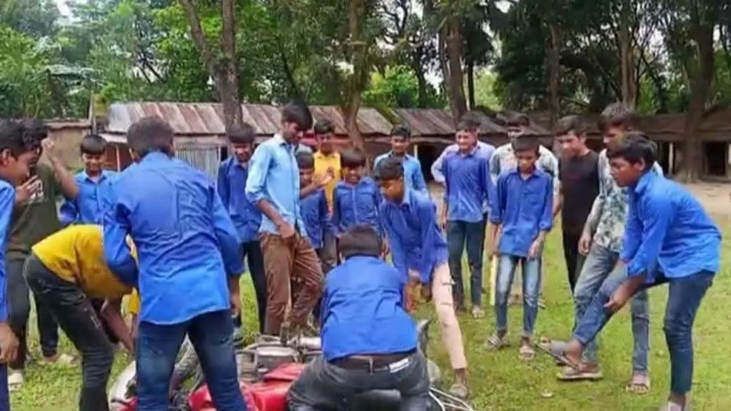 শিক্ষার্থীকে মারধরের অভিযোগে প্রধান শিক্ষককে অবরুদ্ধ করে বিক্ষোভ, মোটরসাইকেলে আগুন