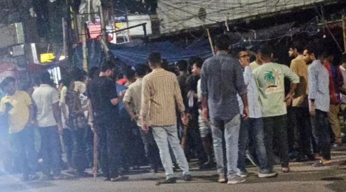 নিউমার্কেটে ফুটপাতে দোকান বসানো নিয়ে ছাত্রদল-যুবদল সংঘর্ষ, আহত অন্তত ২০