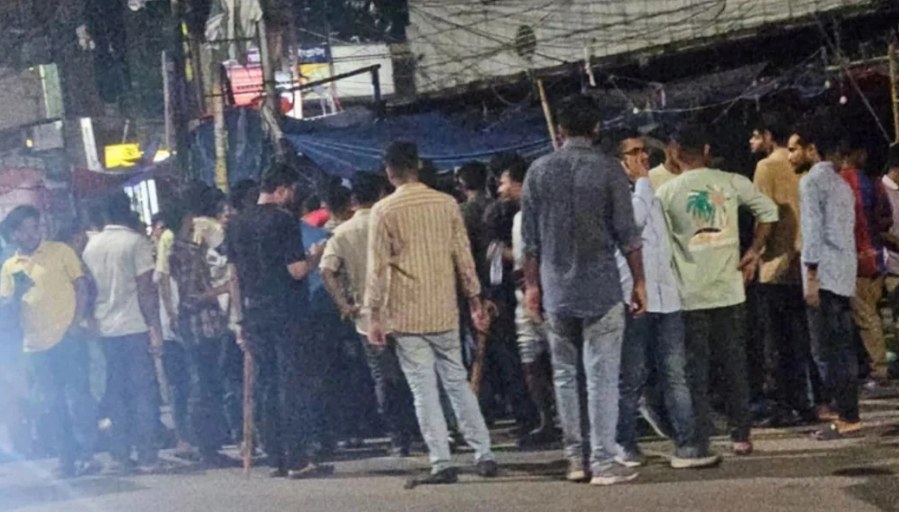 নিউমার্কেটে ফুটপাতে দোকান বসানো নিয়ে ছাত্রদল-যুবদল সংঘর্ষ, আহত অন্তত ২০