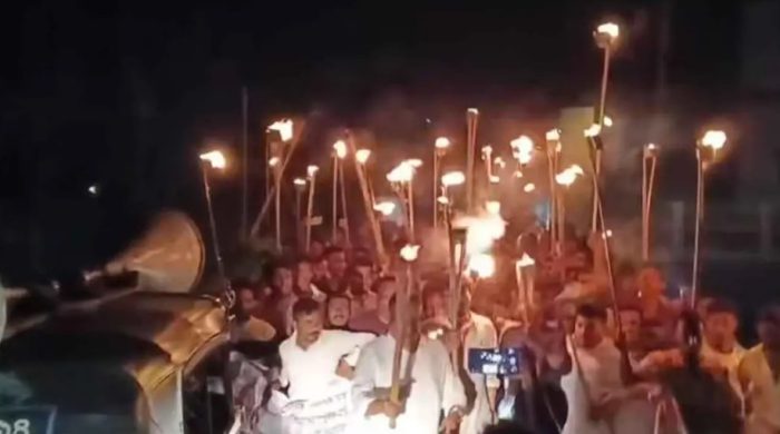 বাঁশখালীতে নিষিদ্ধ মশাল মিছিল, পুলিশ আসতেই পালালেন নেতাকর্মীরা