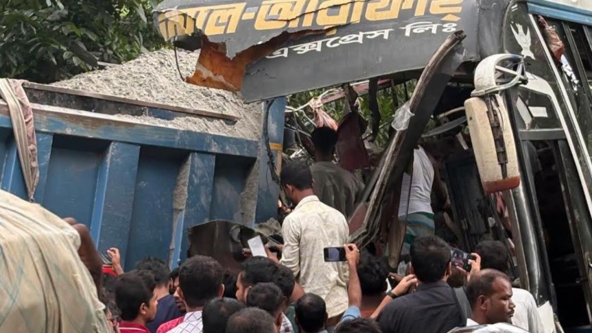 চাঁদপুরে বাস-ট্রাক সংঘর্ষে ৩ যাত্রীর মৃত্যু, আহত ১৫