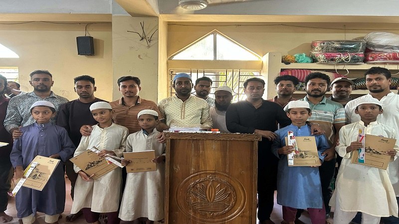 খালেদা জিয়ার জন্মবার্ষিকীতে কুবি ছাত্রদলের শিক্ষাসামগ্রী বিতরণ