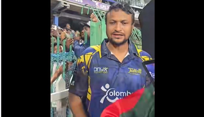 সাকিবের অটোগ্রাফে বাংলাদেশের পতাকা, সামাজিক মাধ্যমে ভাইরাল