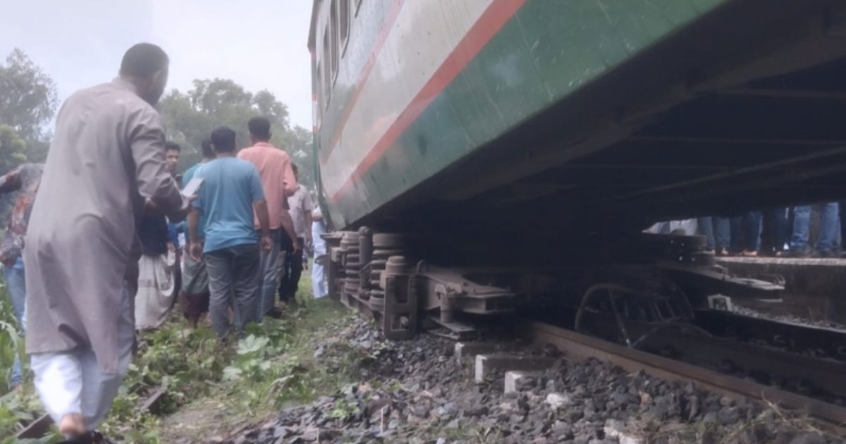 সিরাজগঞ্জে ট্রেন লাইনচ্যুত, ঢাকার সঙ্গে উত্তরাঞ্চলের যোগাযোগ বন্ধ