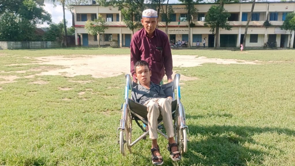 শারীরিক প্রতিবন্ধকতা জয় করে এসএসসিতে জিপিএ-৫ অর্জন ইয়াসিরের