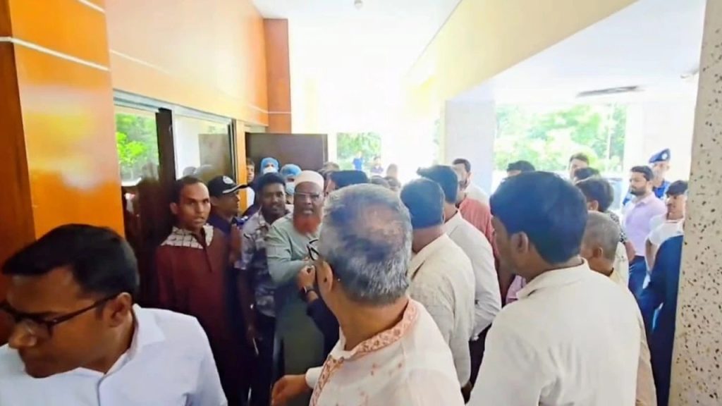 চাঁপাইনবাবগঞ্জে প্রতিমন্ত্রীর অনুষ্ঠানে বিএনপির দুই পক্ষের মধ্যে হট্টগোল