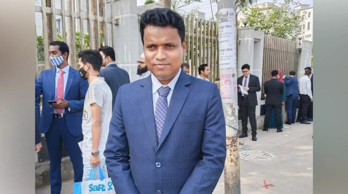 অনলাইন জুয়ার প্রতিবাদে কলেজ শিক্ষককে কুপিয়ে জখম, ৮ দিনেও জ্ঞান ফেরেনি
