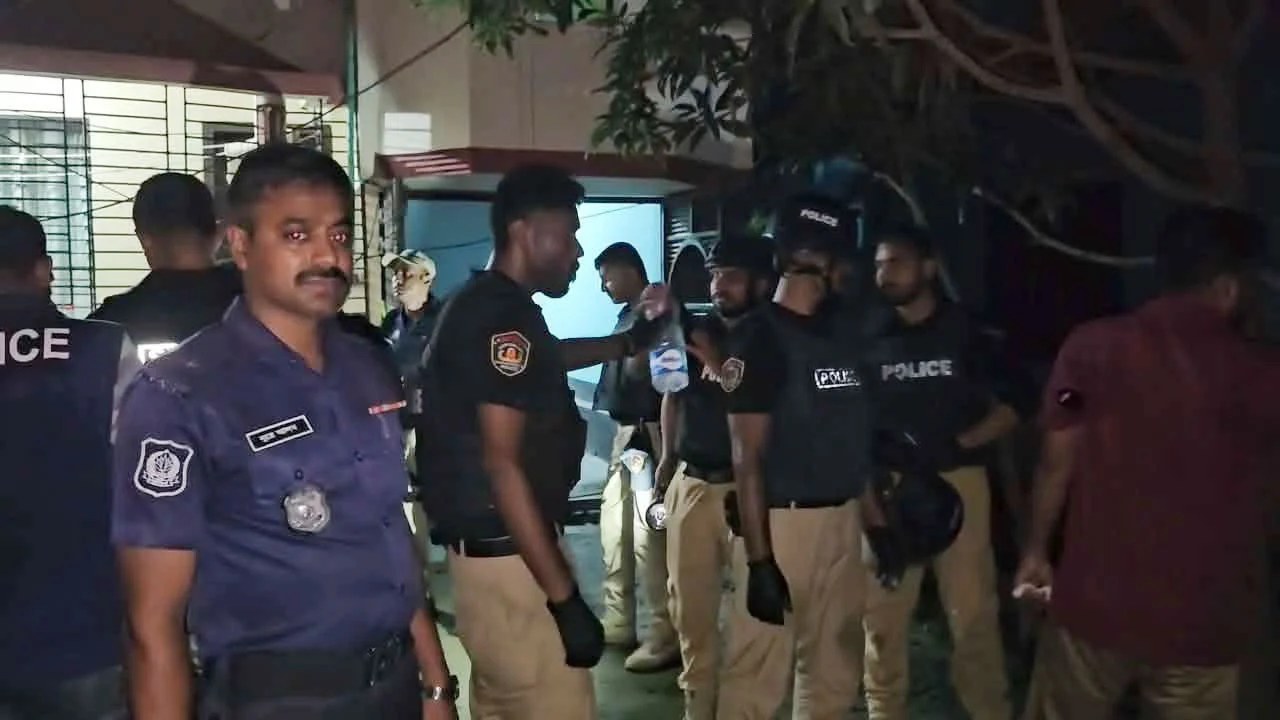 সাভারে সন্ত্রাসীদের অবস্থান সন্দেহে বাড়ি ঘিরে পুলিশ, ৫টি বোমাসদৃশ বস্তু উদ্ধার