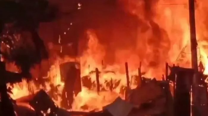 নারায়ণগঞ্জে ইজিবাইক গ্যারেজে অগ্নিকাণ্ড, ঝুটের গোডাউনেও আগুন ছড়ালো