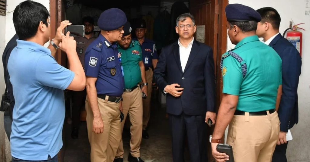 তেজগাঁও থানায় স্বরাষ্ট্রমন্ত্রীর আকস্মিক পরিদর্শন