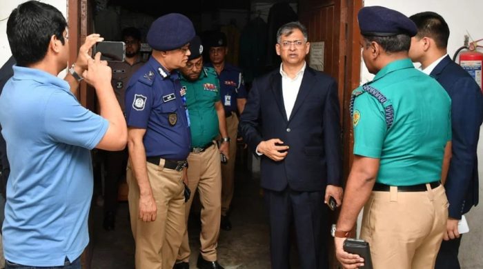 তেজগাঁও থানায় স্বরাষ্ট্রমন্ত্রীর আকস্মিক পরিদর্শন