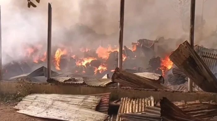 গাজীপুরে ঝুটের গোডাউনে অগ্নিকাণ্ড, নিয়ন্ত্রণে ফায়ার সার্ভিসের পাঁচটি ইউনিট