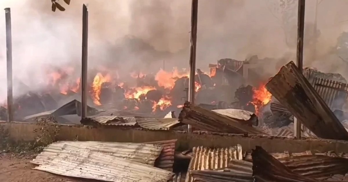 গাজীপুরে ঝুটের গোডাউনে অগ্নিকাণ্ড, নিয়ন্ত্রণে ফায়ার সার্ভিসের পাঁচটি ইউনিট