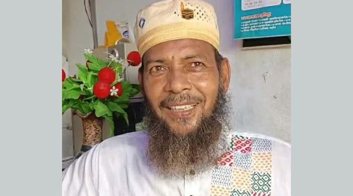৫৪ বছর বয়সে এসএসসি পাস করলেন চিকিৎসক ছেলের বাবা