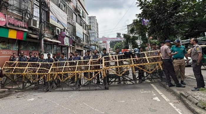 আলিয়া মাদরাসায় প্রবেশের রাস্তায় পুলিশের ব্যারিকেড