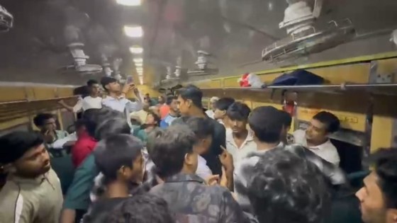 গোপালগঞ্জে ট্রেনে ইভটিজিংয়ের ঘটনায় হাতাহাতি ও পাথর নিক্ষেপ
