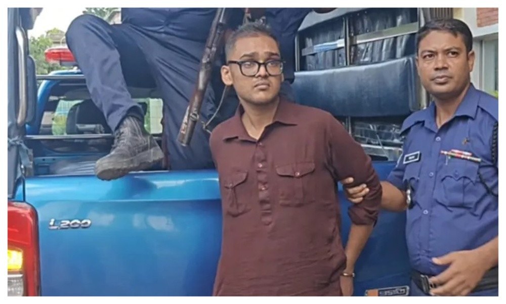নাটোরে মন্ত্রী ও হুইপের সভা থেকে পিস্তলসহ যুবক আটক