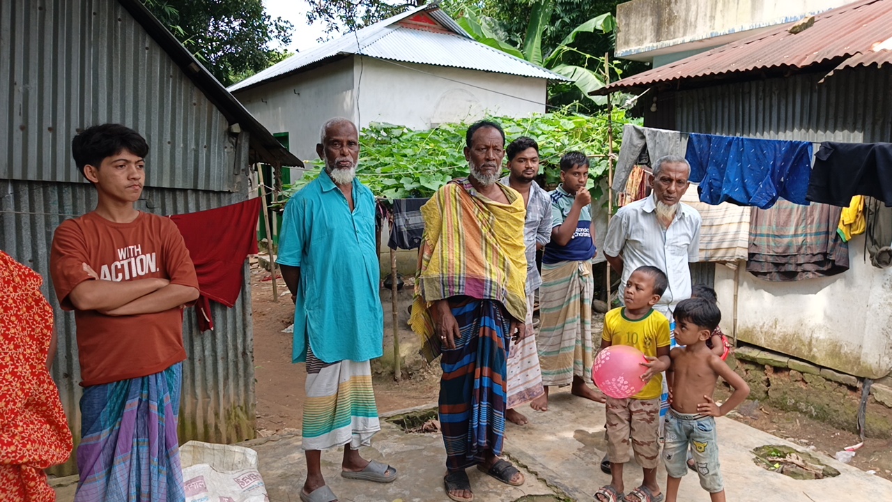 পলাশে কাপড়ের হাটের টাকা বণ্টন নিয়ে বিরোধ, ৭ বাড়িতে হামলা-লুটের অভিযোগ