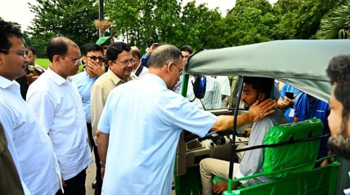 প্রধানমন্ত্রী তারেক রহমানের উপহার: জুলাই যোদ্ধাদের জন্য অটোরিকশা ও রিকশা