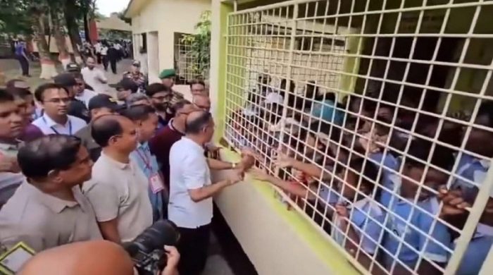 প্রধানমন্ত্রী শিক্ষার্থীদের ডাকে বিদ্যালয়ে উপস্থিত হলেন