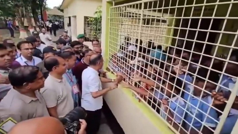 প্রধানমন্ত্রী শিক্ষার্থীদের ডাকে বিদ্যালয়ে উপস্থিত হলেন