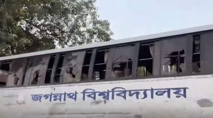 মানিকগঞ্জে জগন্নাথ বিশ্ববিদ্যালয়ের বাসে হামলা, আহত ১০