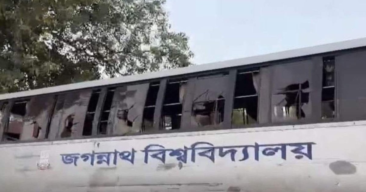 মানিকগঞ্জে জগন্নাথ বিশ্ববিদ্যালয়ের বাসে হামলা, আহত ১০